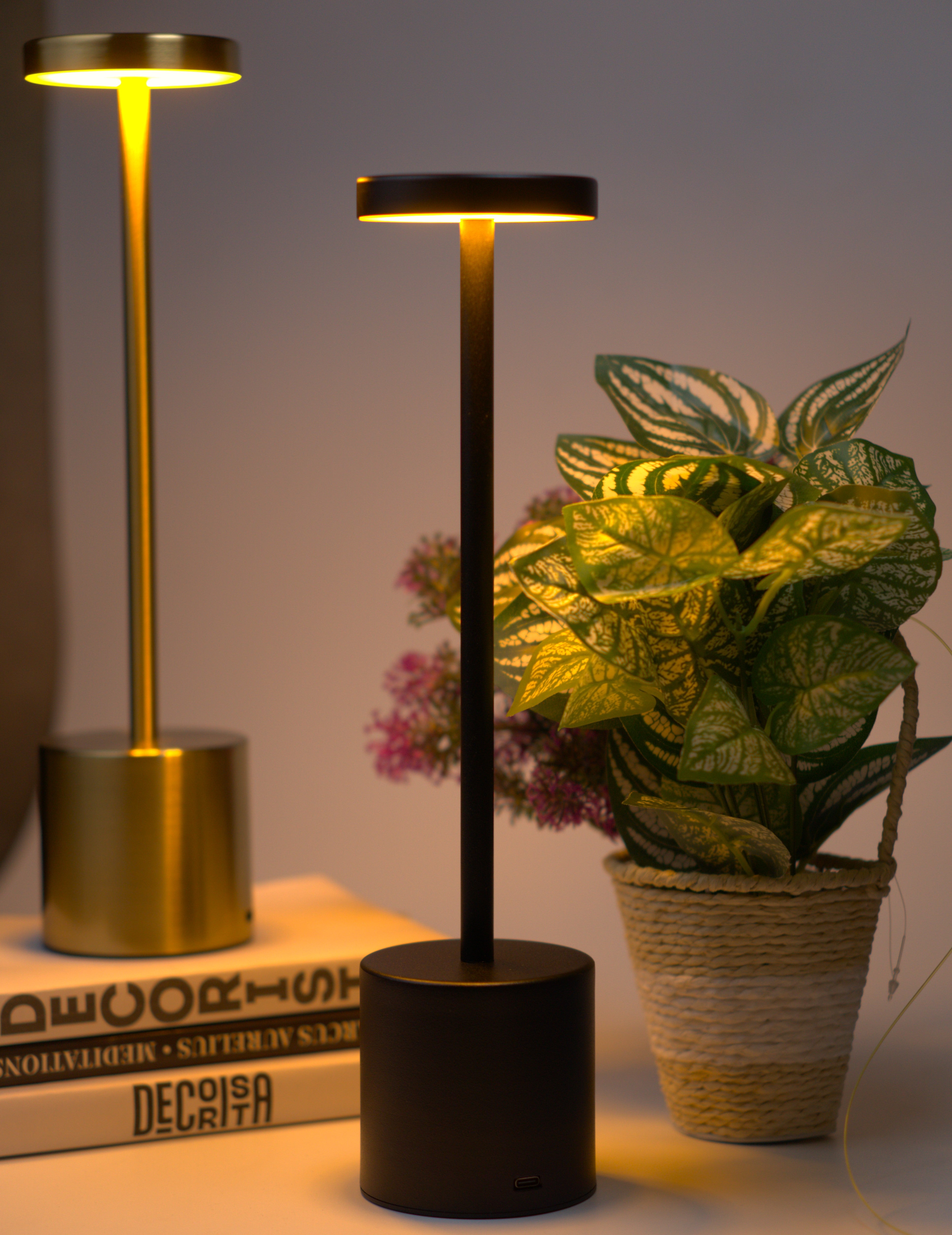 Cordless table lamp